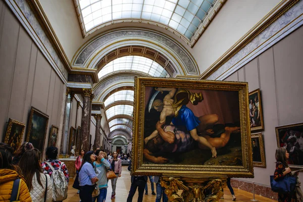Paris, Frankreich - 2. Oktober 2016: Touristen besuchen Kunstgalerie in t — Stockfoto