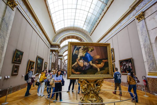 Paris, France - 2 octobre 2016 : Les touristes visitent la galerie d'art de t — Photo