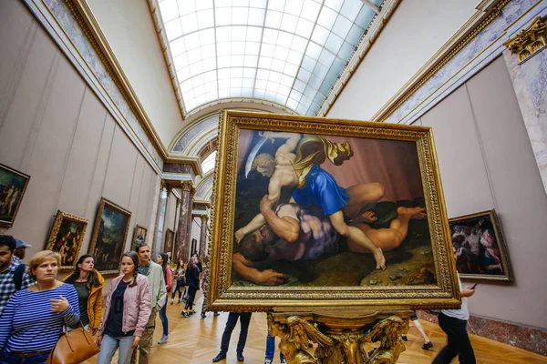 París, Francia - 2 de octubre de 2016: Los turistas visitan la galería de arte en t — Foto de Stock