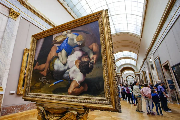 Париж, Франция - 2 октября 2016 года: Туристы посещают художественную галерею — стоковое фото