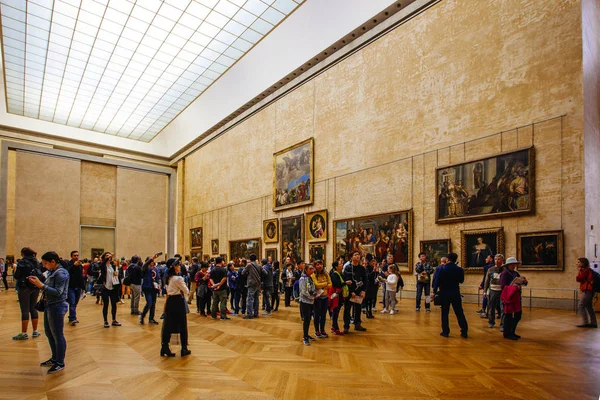 Paris, França - 2 de outubro de 2016: Turistas visitam galeria de arte em — Fotografia de Stock