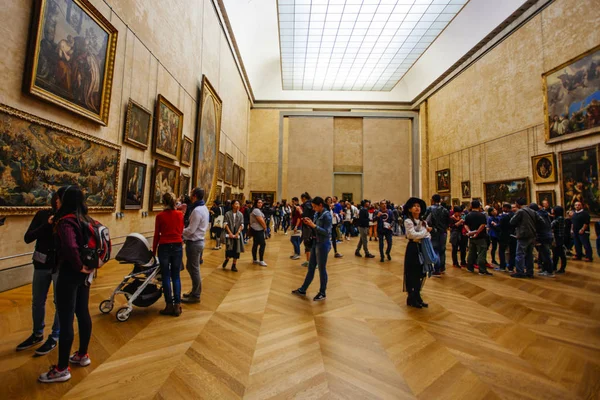 Paris, França - 2 de outubro de 2016: Turistas visitam galeria de arte em — Fotografia de Stock