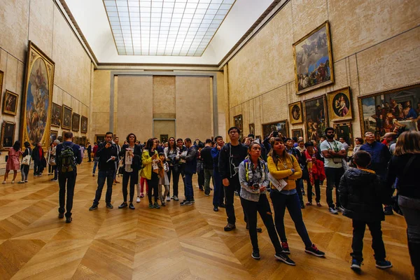 Paris, França - 2 de outubro de 2016: Turistas visitam galeria de arte em — Fotografia de Stock