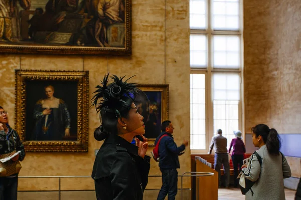 Paris, França - 2 de outubro de 2016: Turistas visitam galeria de arte em — Fotografia de Stock