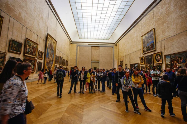 法国巴黎-2016年10月2日: 游客参观艺术画廊 — 图库照片