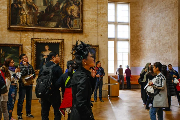 Paris, França - 2 de outubro de 2016: Turistas visitam galeria de arte em — Fotografia de Stock