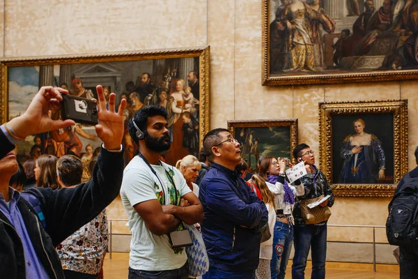 Paris, França - 2 de outubro de 2016: Turistas visitam galeria de arte em — Fotografia de Stock