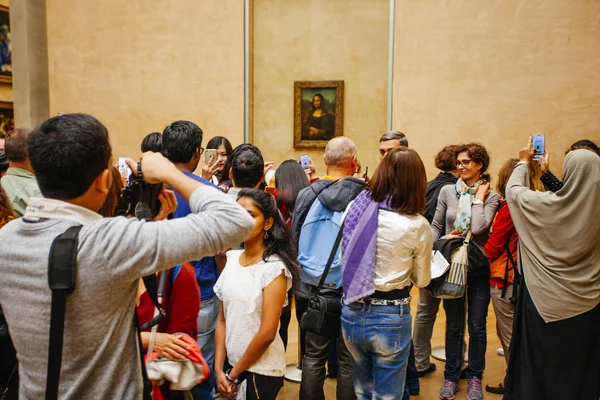 PARIS, FRANÇA - 11 de outubro de 2016: Visitantes fotografam Leonard — Fotografia de Stock