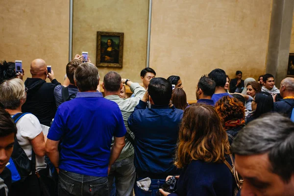 PARIGI, FRANCIA - 11 ottobre 2016: I visitatori fotografano Leonard — Foto Stock