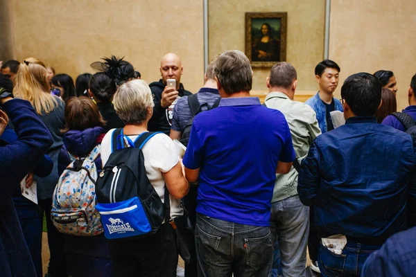 PARIS, FRANÇA - 11 de outubro de 2016: Visitantes fotografam Leonard — Fotografia de Stock