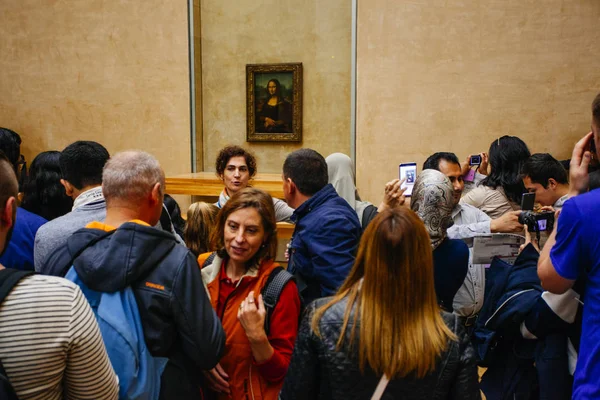 PARIS, FRANÇA - 11 de outubro de 2016: Visitantes fotografam Leonard — Fotografia de Stock