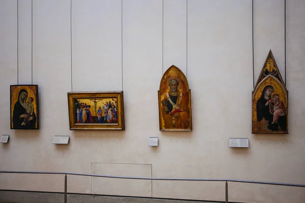 法国巴黎-2016年10月2日: 游客参观艺术画廊 — 图库照片
