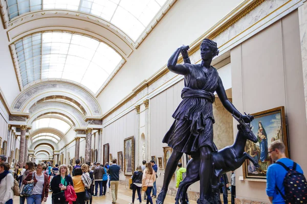 París, Francia - 2 de octubre de 2016: Los turistas visitan la galería de arte en t — Foto de Stock