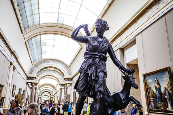 París, Francia - 2 de octubre de 2016: Los turistas visitan la galería de arte en t — Foto de Stock