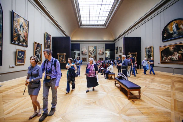 Paris, França - 2 de outubro de 2016: Turistas visitam galeria de arte em — Fotografia de Stock