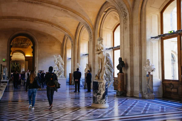 París, Francia - 2 de octubre de 2016: Los turistas visitan la galería de arte en t — Foto de Stock