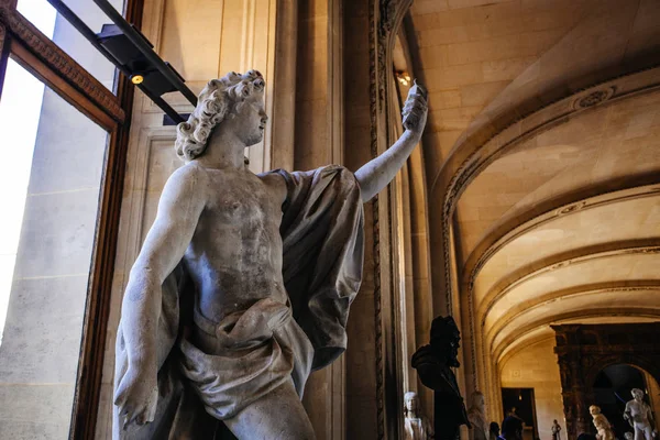 París, Francia - 2 de octubre de 2016: Los turistas visitan la galería de arte en t — Foto de Stock