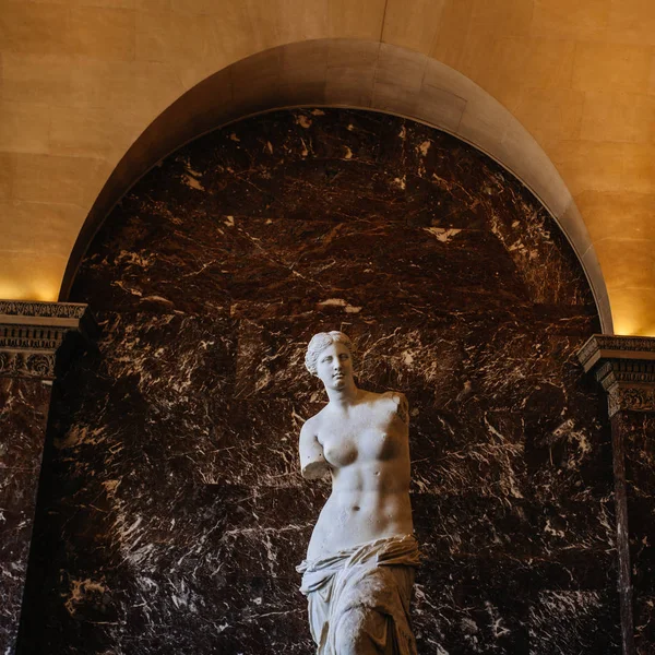 PARÍS, FRANCIA - 2 DE OCTUBRE DE 2016: La estatua de Venus de Milo Agosto —  Fotos de Stock