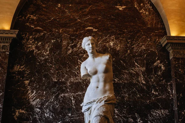 ПАРИЖ, ФРАНЦИЯ - 2 ОКТЯБРЯ 2016 года: статуя Венеры Милосской Август — стоковое фото