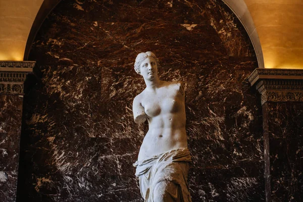 ПАРИЖ, ФРАНЦИЯ - 2 ОКТЯБРЯ 2016 года: статуя Венеры Милосской Август — стоковое фото