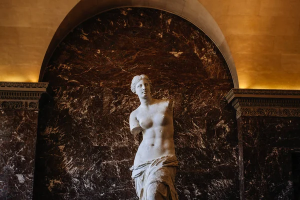 PARÍS, FRANCIA - 2 DE OCTUBRE DE 2016: La estatua de Venus de Milo Agosto —  Fotos de Stock