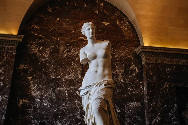 PARÍS, FRANCIA - 2 DE OCTUBRE DE 2016: La estatua de Venus de Milo Agosto —  Fotos de Stock