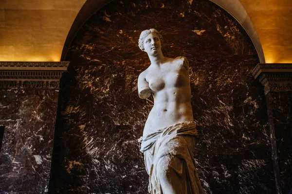 PARÍS, FRANCIA - 2 DE OCTUBRE DE 2016: La estatua de Venus de Milo Agosto —  Fotos de Stock