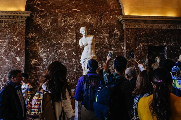 ПАРИЖ, ФРАНЦИЯ - 30 ДЕКАБРЯ: Статуя Венеры Мило 2 октября  , — стоковое фото