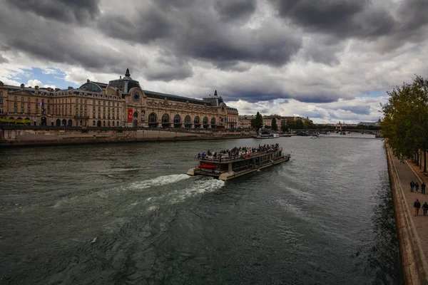 パリ、フランス、2016 年 10 月 2 日: 橋と S の近くの建物 — ストック写真