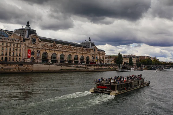 Paris, Fransa, 2 Ekim 2016: Köprü ve S yakınındaki binalar — Stok fotoğraf