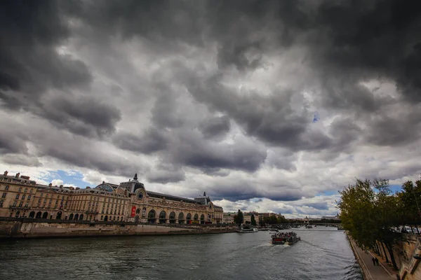 PARÍS, FRANCIA, 2 de octubre de 2016: Puente y edificios cerca del S —  Fotos de Stock