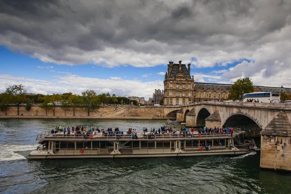 Παρίσι, Γαλλία, 2 Οκτωβρίου 2016: Γέφυρα και κτίρια κοντά το S — Φωτογραφία Αρχείου