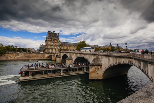Παρίσι, Γαλλία, 2 Οκτωβρίου 2016: Γέφυρα και κτίρια κοντά το S — Φωτογραφία Αρχείου