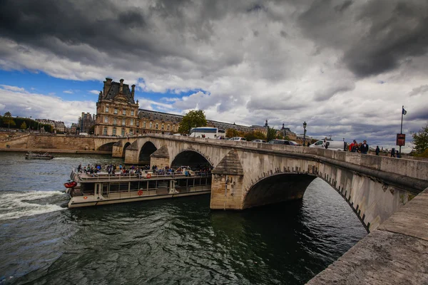 PARÍS, FRANCIA, 2 de octubre de 2016: Puente y edificios cerca del S — Foto de Stock