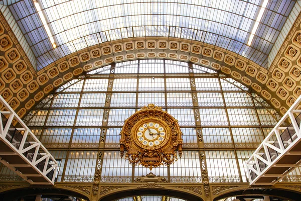 Paris, France - October 3, 2016: The Giant Clock at the Musee d' — Stockfoto