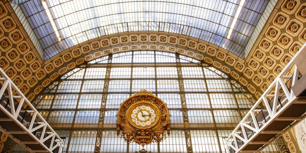 París, Francia - 3 de octubre de 2016: El Reloj Gigante en el Museo d ' —  Fotos de Stock