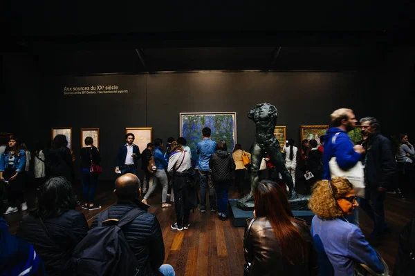 PARIS, FRANÇA - 2 de outubro de 2016: Visitantes em permanente collectio — Fotografia de Stock