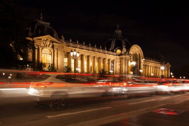Paris, Fransa - 6 Ekim 2016: Muhteşem Petit Palais 6 Ekim 2016 tarihinde Paris'te gece trafik