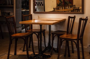 Paris, Fransa-6 Ekim 2016: etkileyici Cafe Montmartre Montmartre tepe üzerinde. Geleneksel Fransız cafe ve sanat galerileri Montmartre Paris en çok ziyaret edilen yerlerinden biridir.