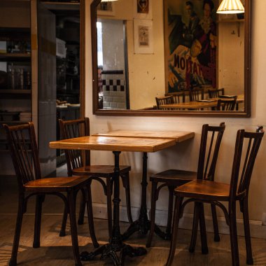 Paris, Fransa-6 Ekim 2016: etkileyici Cafe Montmartre Montmartre tepe üzerinde. Geleneksel Fransız cafe ve sanat galerileri Montmartre Paris en çok ziyaret edilen yerlerinden biridir.