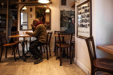 Paris, Fransa-6 Ekim 2016: etkileyici Cafe Montmartre Montmartre tepe üzerinde. Geleneksel Fransız cafe ve sanat galerileri Montmartre Paris en çok ziyaret edilen yerlerinden biridir.