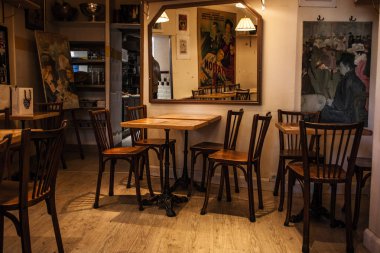 Paris, Fransa-6 Ekim 2016: etkileyici Cafe Montmartre Montmartre tepe üzerinde. Geleneksel Fransız cafe ve sanat galerileri Montmartre Paris en çok ziyaret edilen yerlerinden biridir.