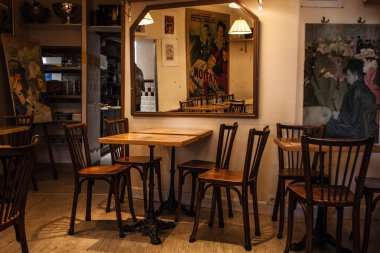 Paris, Fransa-6 Ekim 2016: etkileyici Cafe Montmartre Montmartre tepe üzerinde. Geleneksel Fransız cafe ve sanat galerileri Montmartre Paris en çok ziyaret edilen yerlerinden biridir.