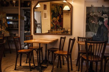 Paris, Fransa-6 Ekim 2016: etkileyici Cafe Montmartre Montmartre tepe üzerinde. Geleneksel Fransız cafe ve sanat galerileri Montmartre Paris en çok ziyaret edilen yerlerinden biridir.