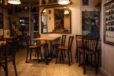 Paris, Fransa-6 Ekim 2016: etkileyici Cafe Montmartre Montmartre tepe üzerinde. Geleneksel Fransız cafe ve sanat galerileri Montmartre Paris en çok ziyaret edilen yerlerinden biridir.