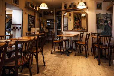 Paris, Fransa-6 Ekim 2016: etkileyici Cafe Montmartre Montmartre tepe üzerinde. Geleneksel Fransız cafe ve sanat galerileri Montmartre Paris en çok ziyaret edilen yerlerinden biridir.