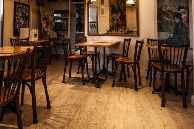 Paris, Fransa-6 Ekim 2016: etkileyici Cafe Montmartre Montmartre tepe üzerinde. Geleneksel Fransız cafe ve sanat galerileri Montmartre Paris en çok ziyaret edilen yerlerinden biridir.