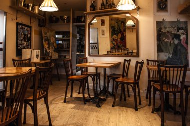 Paris, Fransa-6 Ekim 2016: etkileyici Cafe Montmartre Montmartre tepe üzerinde. Geleneksel Fransız cafe ve sanat galerileri Montmartre Paris en çok ziyaret edilen yerlerinden biridir.