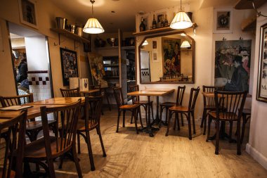 Paris, Fransa-6 Ekim 2016: etkileyici Cafe Montmartre Montmartre tepe üzerinde. Geleneksel Fransız cafe ve sanat galerileri Montmartre Paris en çok ziyaret edilen yerlerinden biridir.