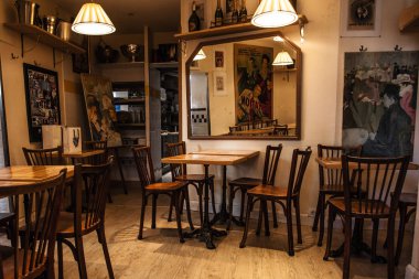 Paris, Fransa-6 Ekim 2016: etkileyici Cafe Montmartre Montmartre tepe üzerinde. Geleneksel Fransız cafe ve sanat galerileri Montmartre Paris en çok ziyaret edilen yerlerinden biridir.